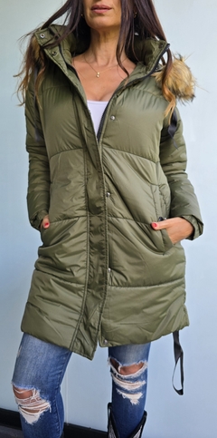 Campera inflada larga con cierre y broches. Capucha con piel desmontable en internet