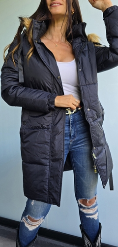 Campera inflada larga con cierre y broches. Capucha con piel desmontable - comprar online