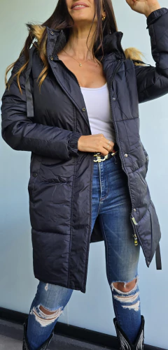 Campera inflada larga con cierre y broches. Capucha con piel desmontable - comprar online