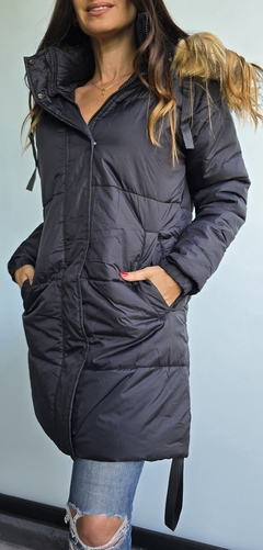 Campera inflada larga con cierre y broches. Capucha con piel desmontable