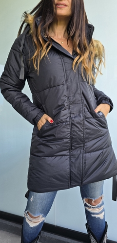 Campera inflada larga con cierre y broches. Capucha con piel desmontable en internet