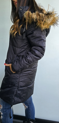 Imagen de Campera inflada larga con cierre y broches. Capucha con piel desmontable