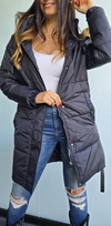 Campera inflada larga con cierre y broches. Capucha con piel desmontable - comprar online