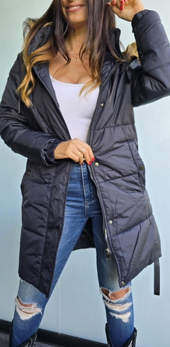 Campera inflada larga con cierre y broches. Capucha con piel desmontable - comprar online