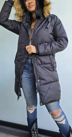 Campera inflada larga con cierre y broches. Capucha con piel desmontable - She Indumentaria