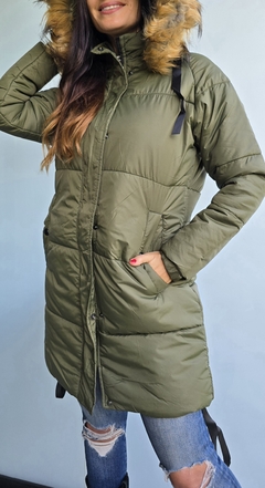 Campera inflada larga con cierre y broches. Capucha con piel desmontable en internet
