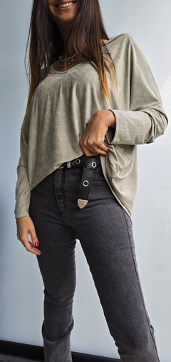 Remeron amplia gamuzada cuello v - comprar online