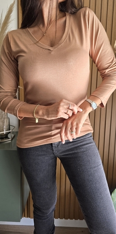 Imagen de Remera manga larga cuello v de modal soft x talles