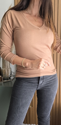 Remera manga larga cuello v de modal soft x talles