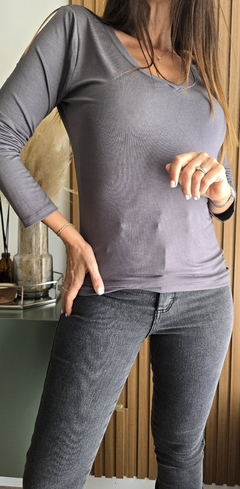 Remera manga larga cuello v de modal soft x talles - comprar online