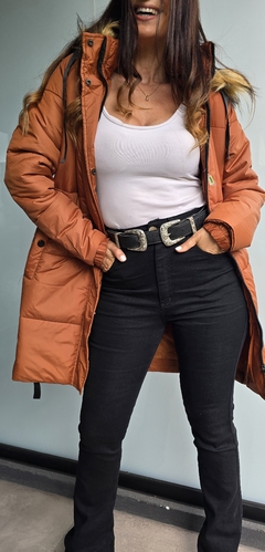 Campera inflada larga con cierre y broches. Capucha con piel desmontable - comprar online