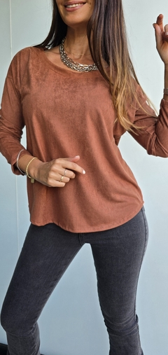 Remera gamuzada cuello bote redondo mas larga atras - tienda online