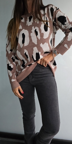 Sweater de bremer doble hilo cuello redondo estampado animal print de manchas