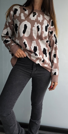 Sweater de bremer doble hilo cuello redondo estampado animal print de manchas - comprar online