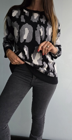 Sweater de bremer doble hilo cuello redondo estampado animal print de manchas - tienda online