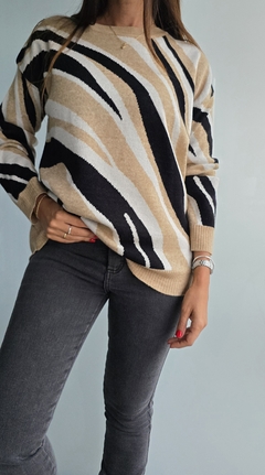 Sweater de bremer doble hilo cuello redondo estampado acebrado - She Indumentaria