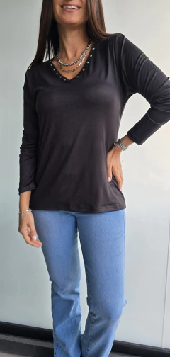 Remera m/l basica cuello v con tachas por talles - tienda online