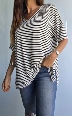 Remeron de modal cuello v con tajos laterales rayado - She Indumentaria | Ropa de Mujer