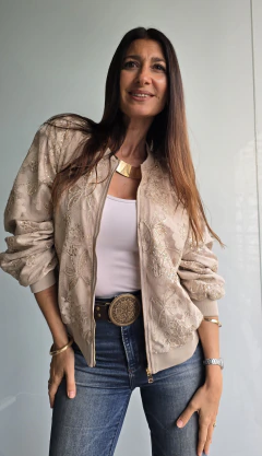 CHAQUETA BOMBER BORDADA A TONO POR TALLE