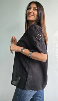 Blusa manga corta con broderie en cuello y mangas por talle en internet