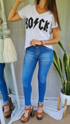 Remera de algodon manga corta cuello v con aplique ROCK por talles - comprar online