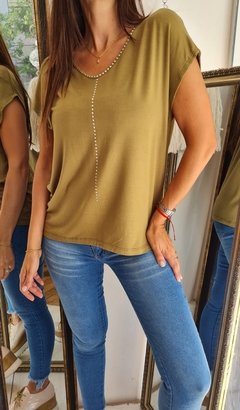 Remera de modal viscosa cuello V con tachitas 4VON1 - comprar online
