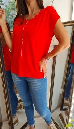 Remera de modal viscosa cuello V con tachitas 4VON1 - She Indumentaria