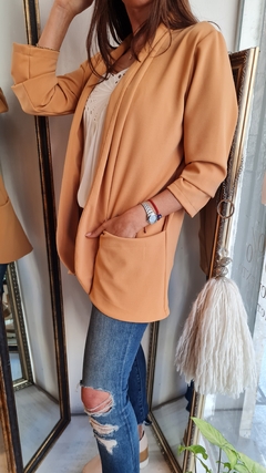 Blazer de crepe con spandex y bolsillos por talles en internet