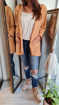 Blazer de crepe con spandex y bolsillos por talles - She Indumentaria