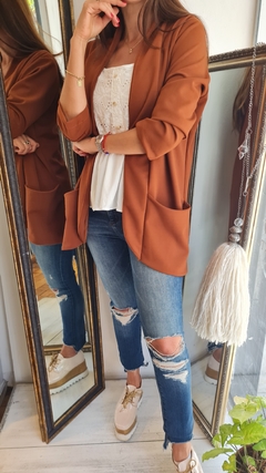Blazer de crepe con spandex y bolsillos por talles