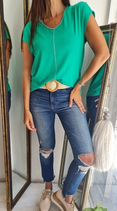 Remera de modal viscosa cuello V con tachitas 4VON1 - tienda online