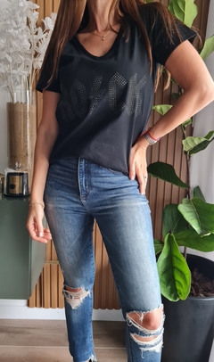 Remera de algodon manga corta cuello v con aplique ROCK por talles - She Indumentaria