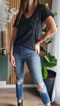 Remera de algodon manga corta cuello v con aplique ROCK por talles en internet