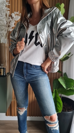 Imagen de Remera de algodon manga corta cuello v con aplique ROCK por talles