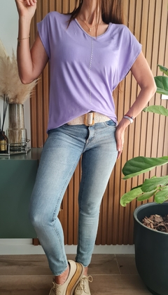 Remera de modal viscosa cuello V con tachitas 4VON1 en internet