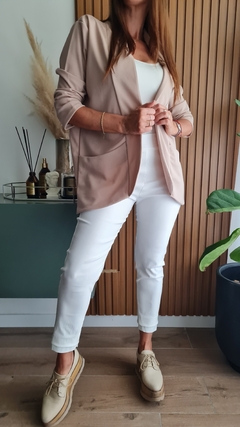 Blazer de crepe con spandex y bolsillos por talles