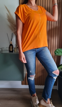 Remera de modal viscosa cuello V con tachitas 4VON1 en internet