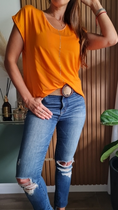 Remera de modal viscosa cuello V con tachitas 4VON1 - comprar online