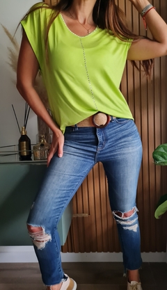 Imagen de Remera de modal viscosa cuello V con tachitas 4VON1