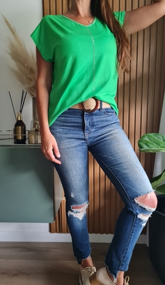 Remera de modal viscosa cuello V con tachitas 4VON1 - She Indumentaria