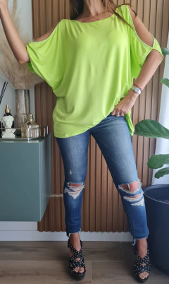 Remeron amplio de modal viscosa manga tipo murcielago hombro descubierto con tachitas - She Indumentaria | Ropa de Mujer