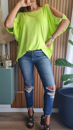 Remeron amplio de modal viscosa manga tipo murcielago hombro descubierto con tachitas