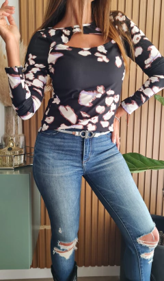 Remera en modal soft animal print con recorte y manga larga - tienda online