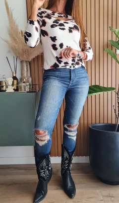 Remera en modal soft animal print con recorte y manga larga en internet