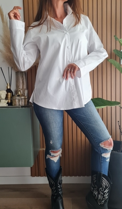 Camisa de poplin y lycra con botones y tajos laterales - comprar online