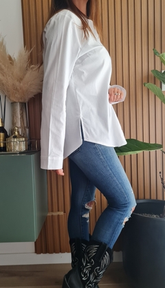 Camisa de poplin y lycra con botones y tajos laterales