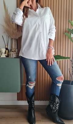 Camisa de poplin y lycra con botones y tajos laterales en internet
