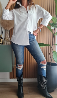 Camisa de poplin y lycra con botones y tajos laterales - She Indumentaria
