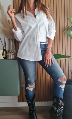 Camisa de poplin y lycra con botones y tajos laterales - tienda online