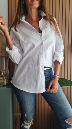 Imagen de Camisa de poplin y lycra con botones y tajos laterales